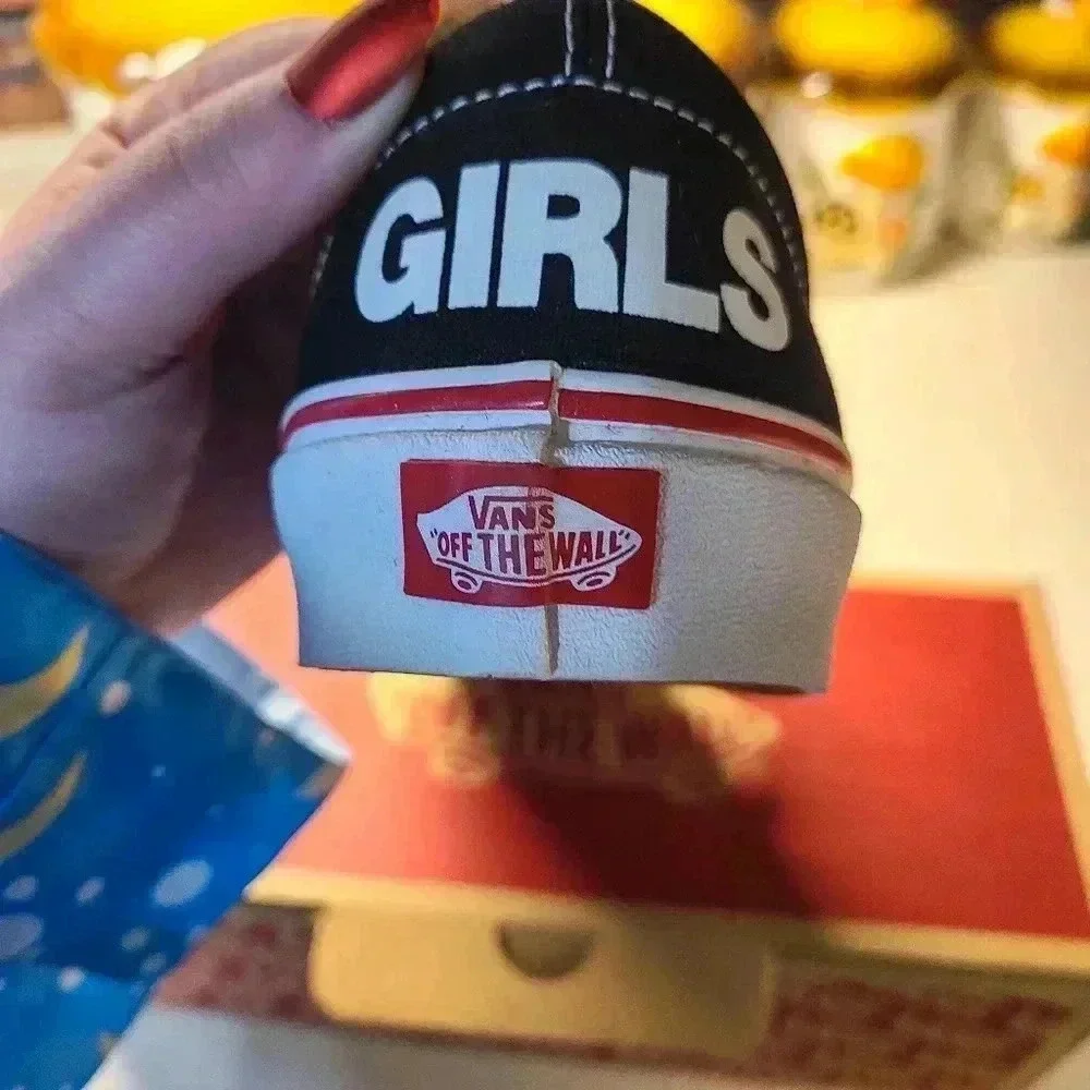 Van's Era Heart Sneaker- Matching Laces - Picture 2 of 7